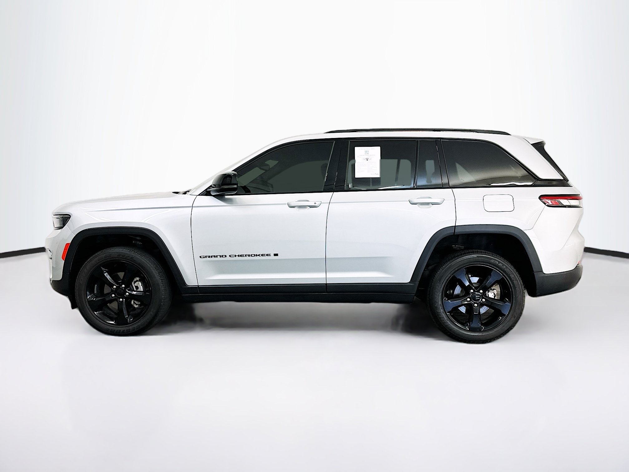 Used 2023 Jeep Grand Cherokee Altitude AWD/4WD image 4