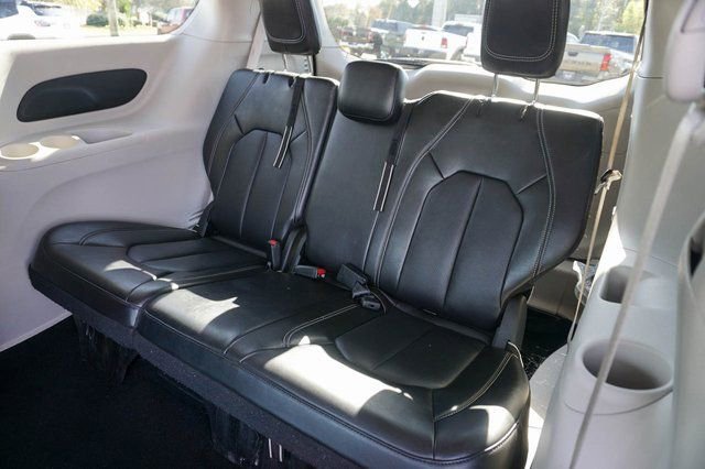 Used 2024 Chrysler Pacifica Touring-L image 10