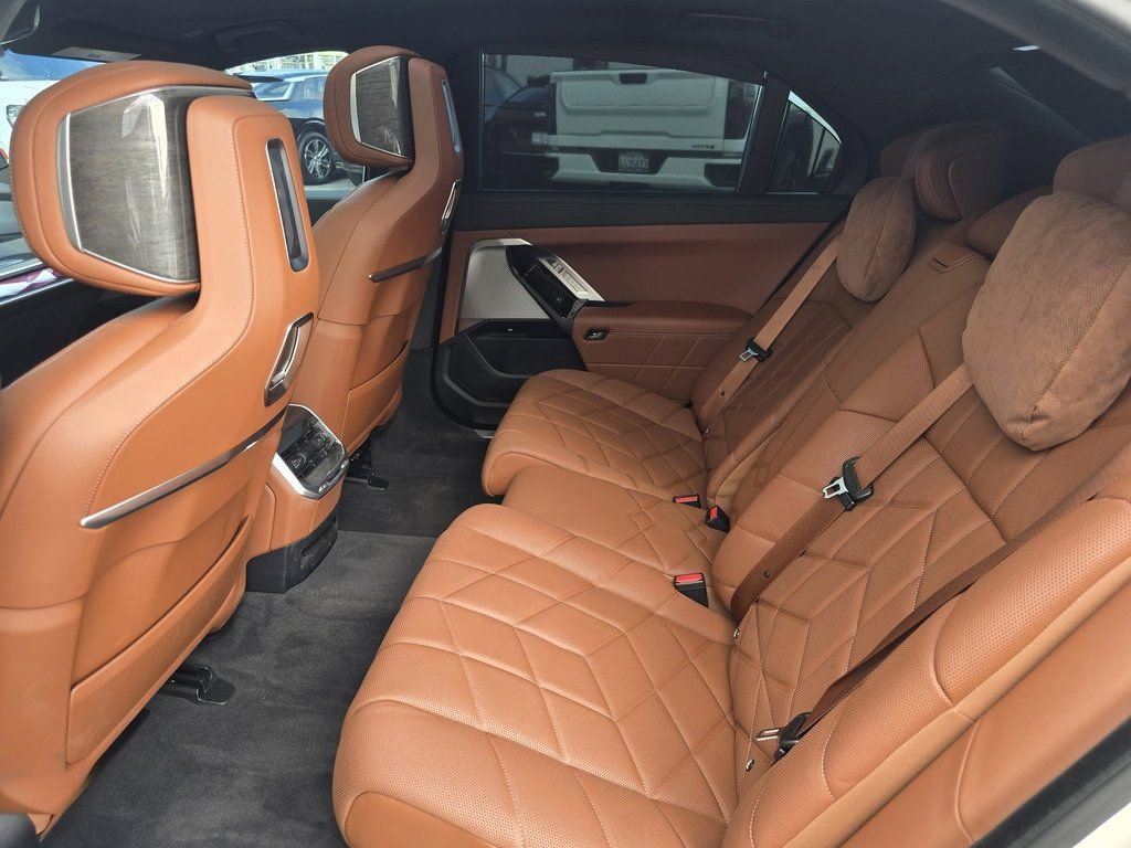 Used 2024 BMW i7 xDrive60 image 12