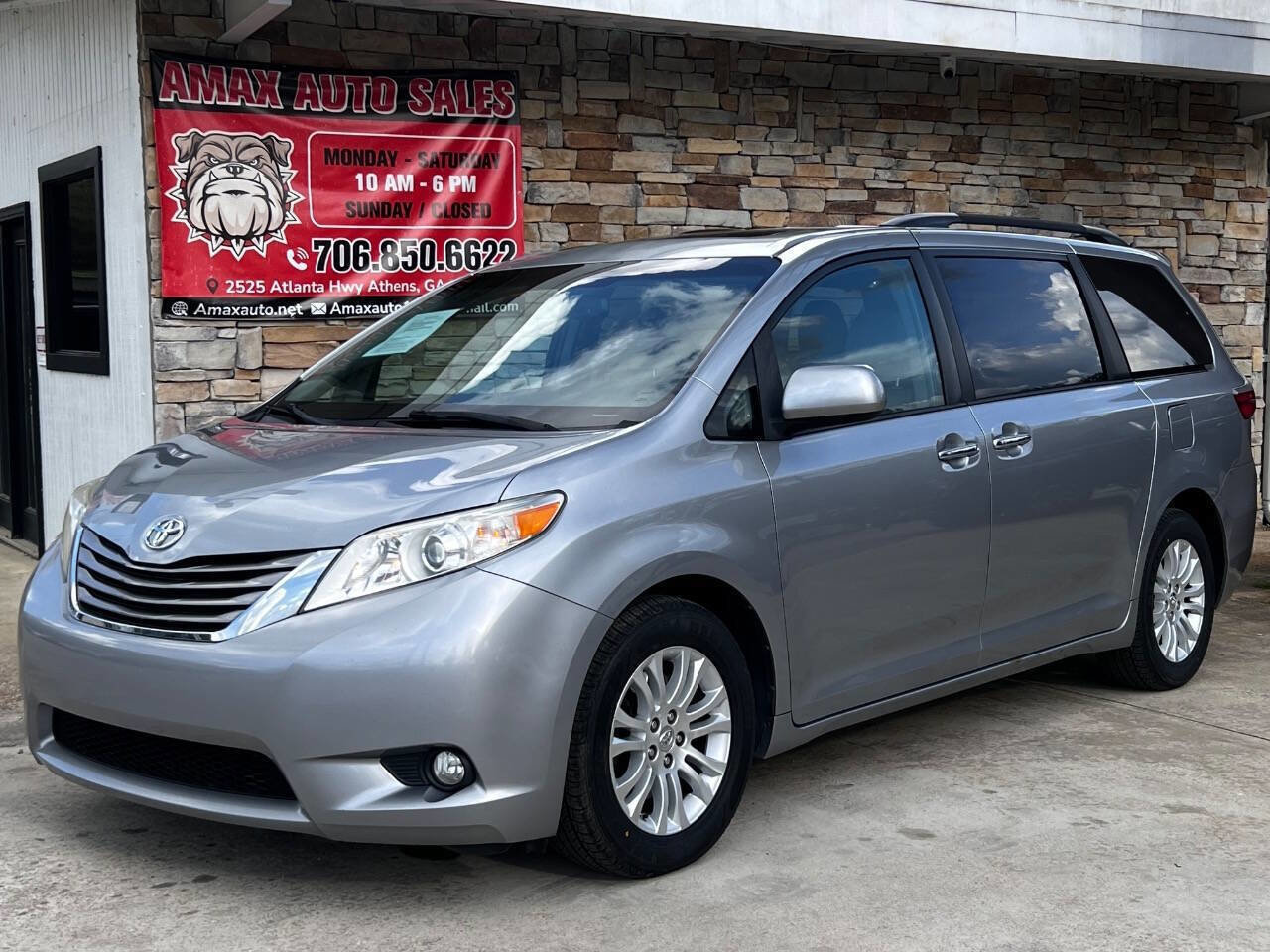 Used 2017 Toyota Sienna XLE Premium FWD image 2