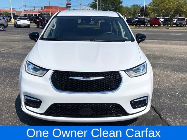 Used 2024 Chrysler Pacifica Touring-L image 2