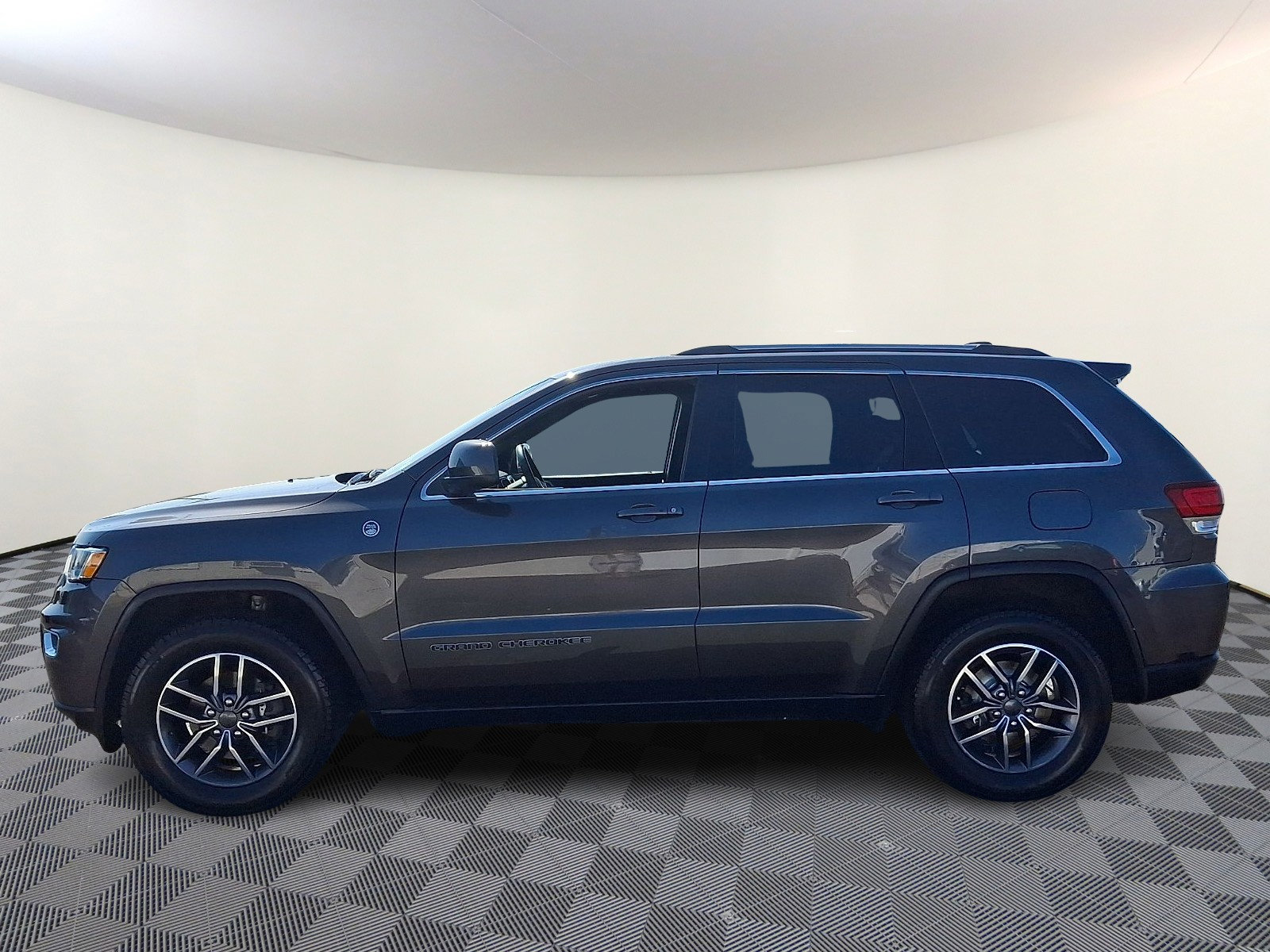 Used 2020 Jeep Grand Cherokee Laredo w/ Quick Order Package 2BN North AWD/4WD image 4