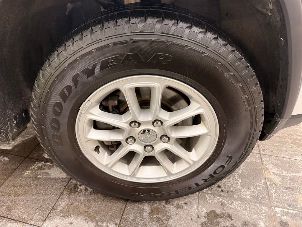 Used 2020 Jeep Grand Cherokee Laredo image 40