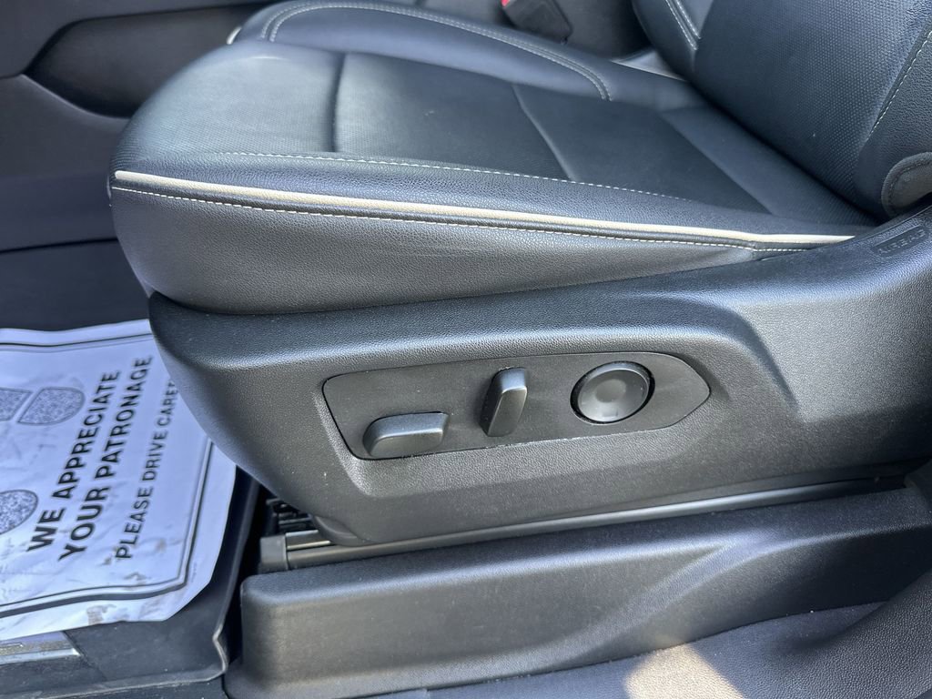 Used 2024 GMC Yukon SLT w/ SLT Luxury Package image 12