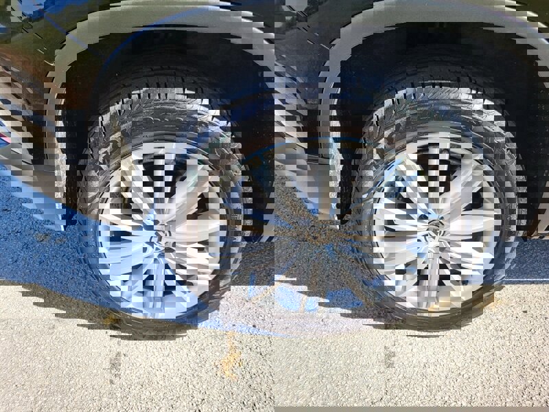 Used 2011 Volkswagen Tiguan SE image 28