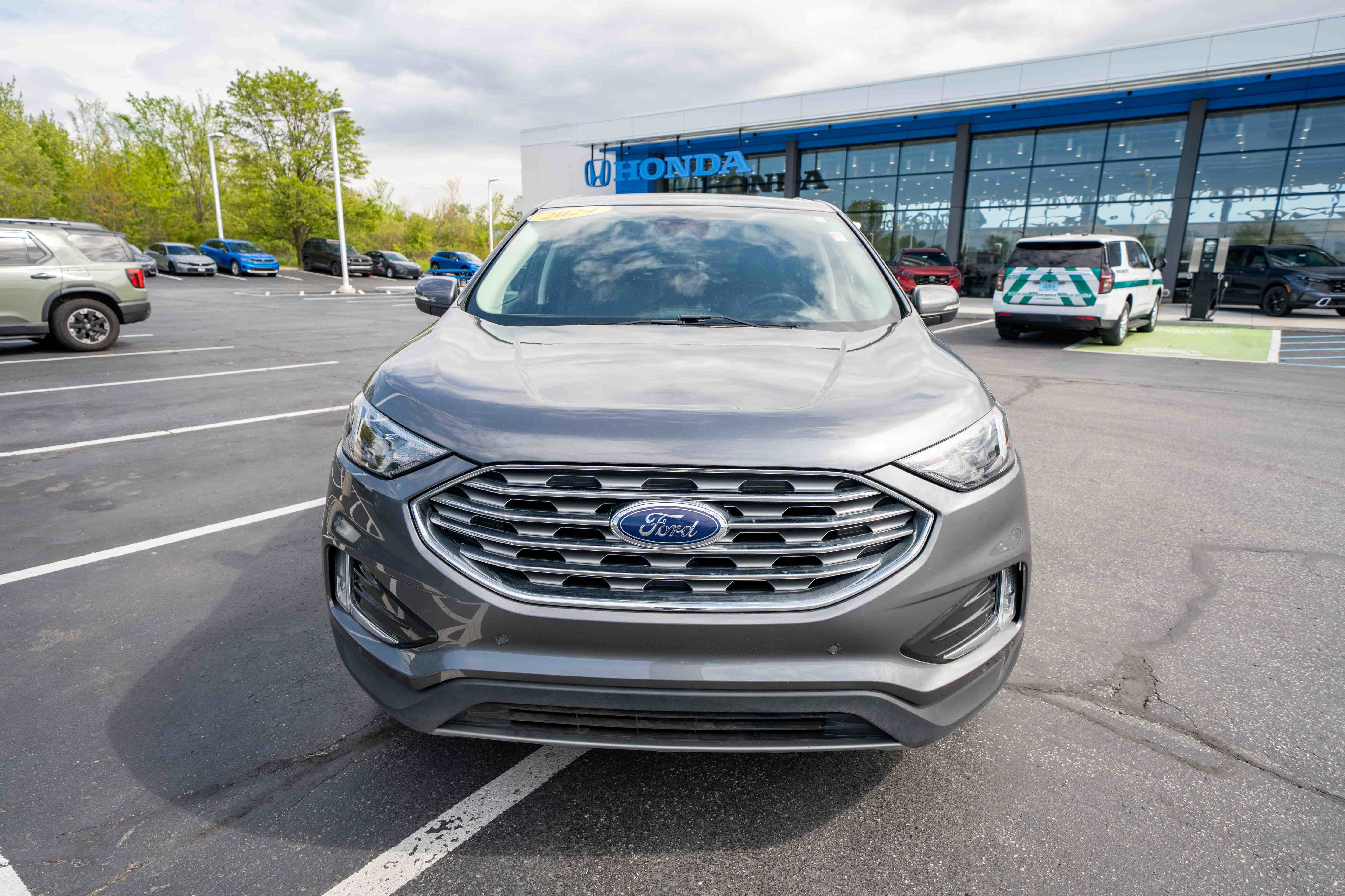 Used 2024 Ford Edge Titanium AWD/4WD image 2