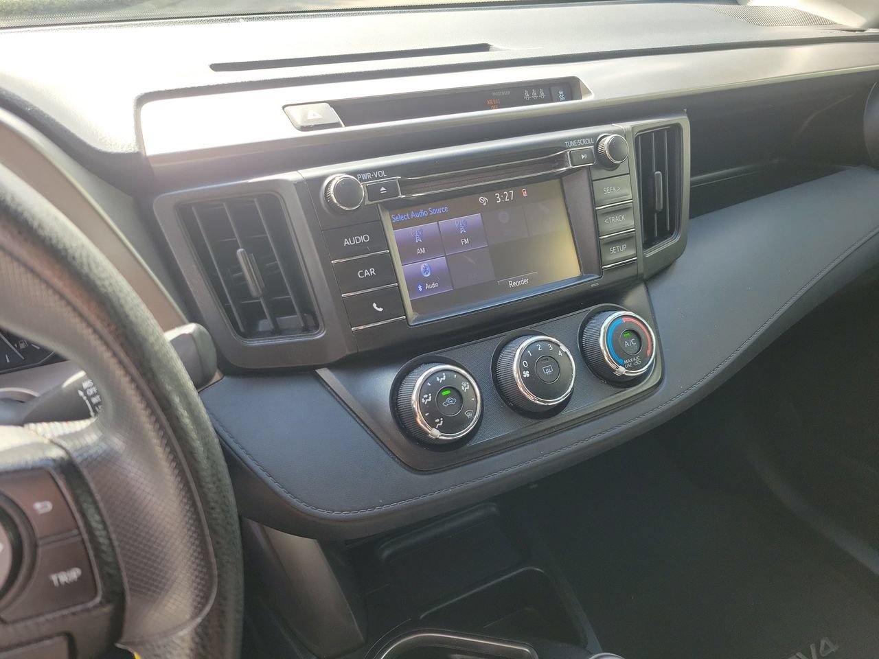 Used 2018 Toyota RAV4 LE FWD image 23