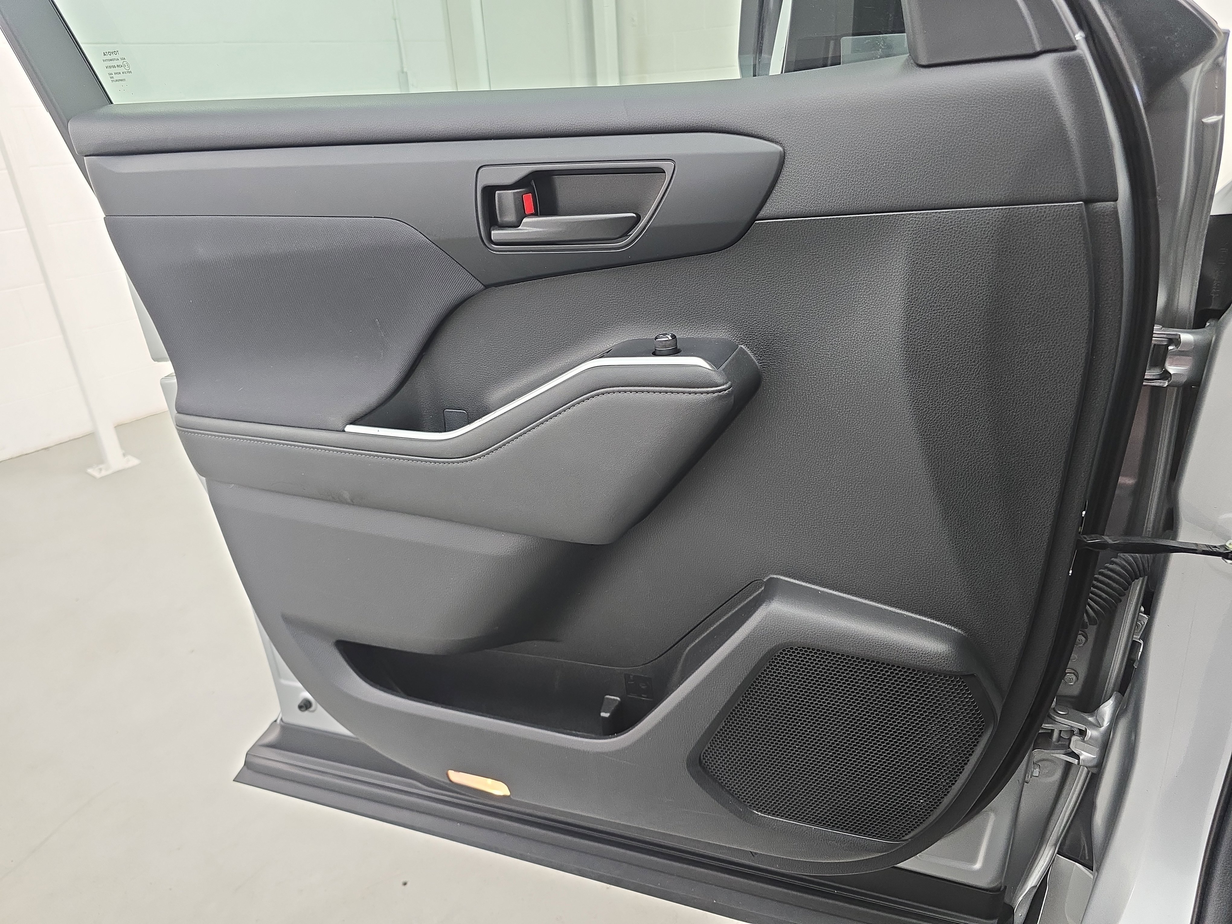 Used 2023 Toyota Highlander L image 27