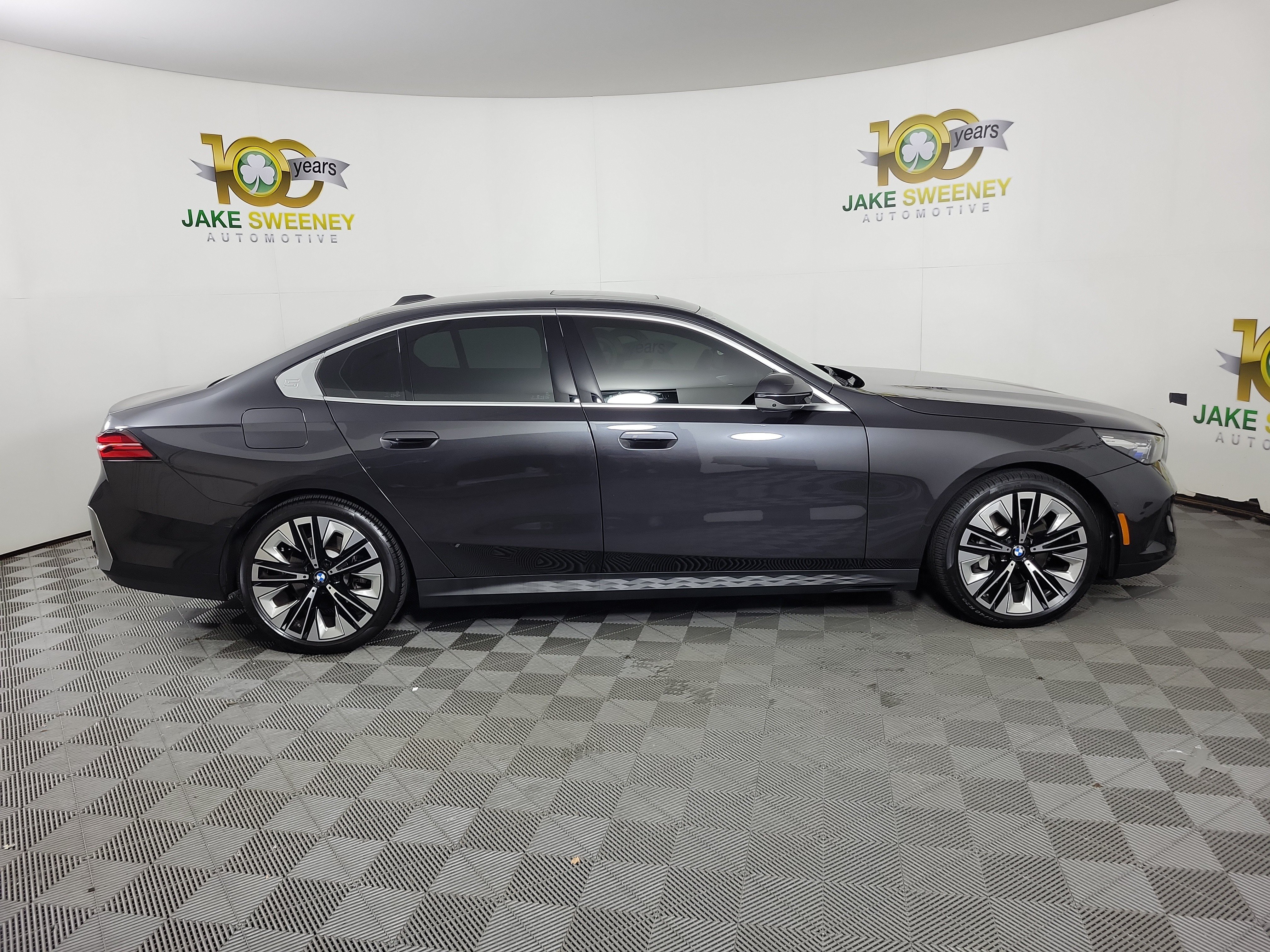 Used 2024 BMW 530i xDrive w/ Premium Package AWD/4WD image 8