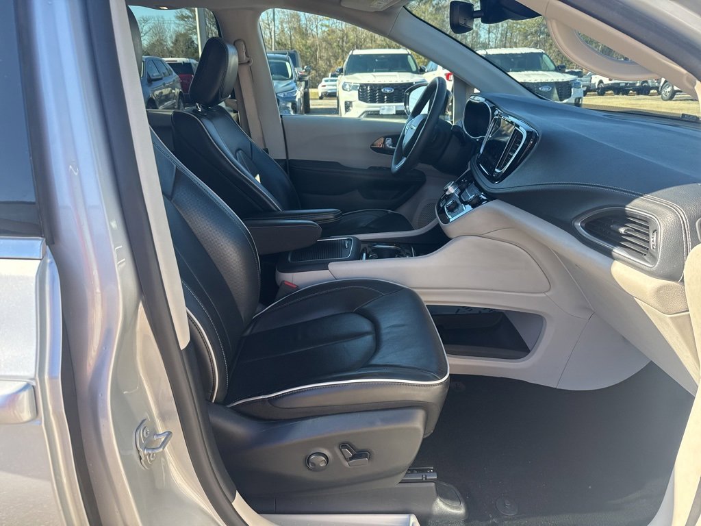 Used 2024 Chrysler Pacifica Limited image 7
