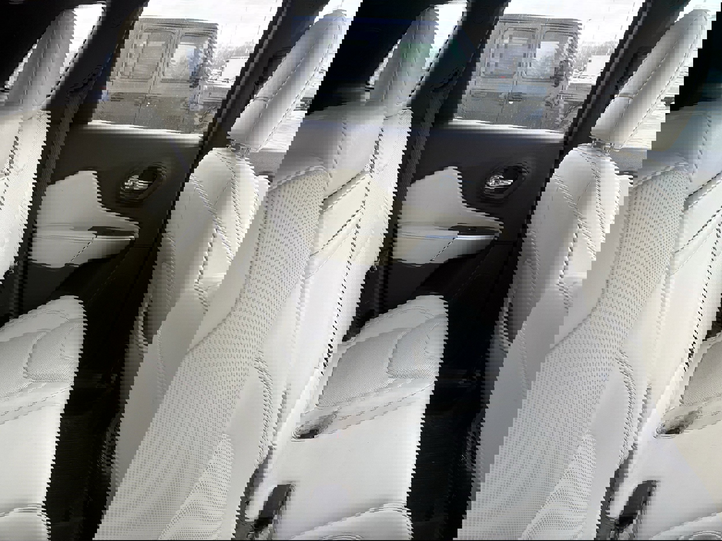 Used 2018 Jeep Cherokee Overland w/ Technology Group image 11