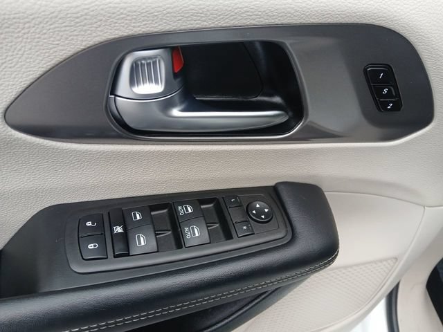 Used 2023 Chrysler Pacifica Touring-L FWD image 14
