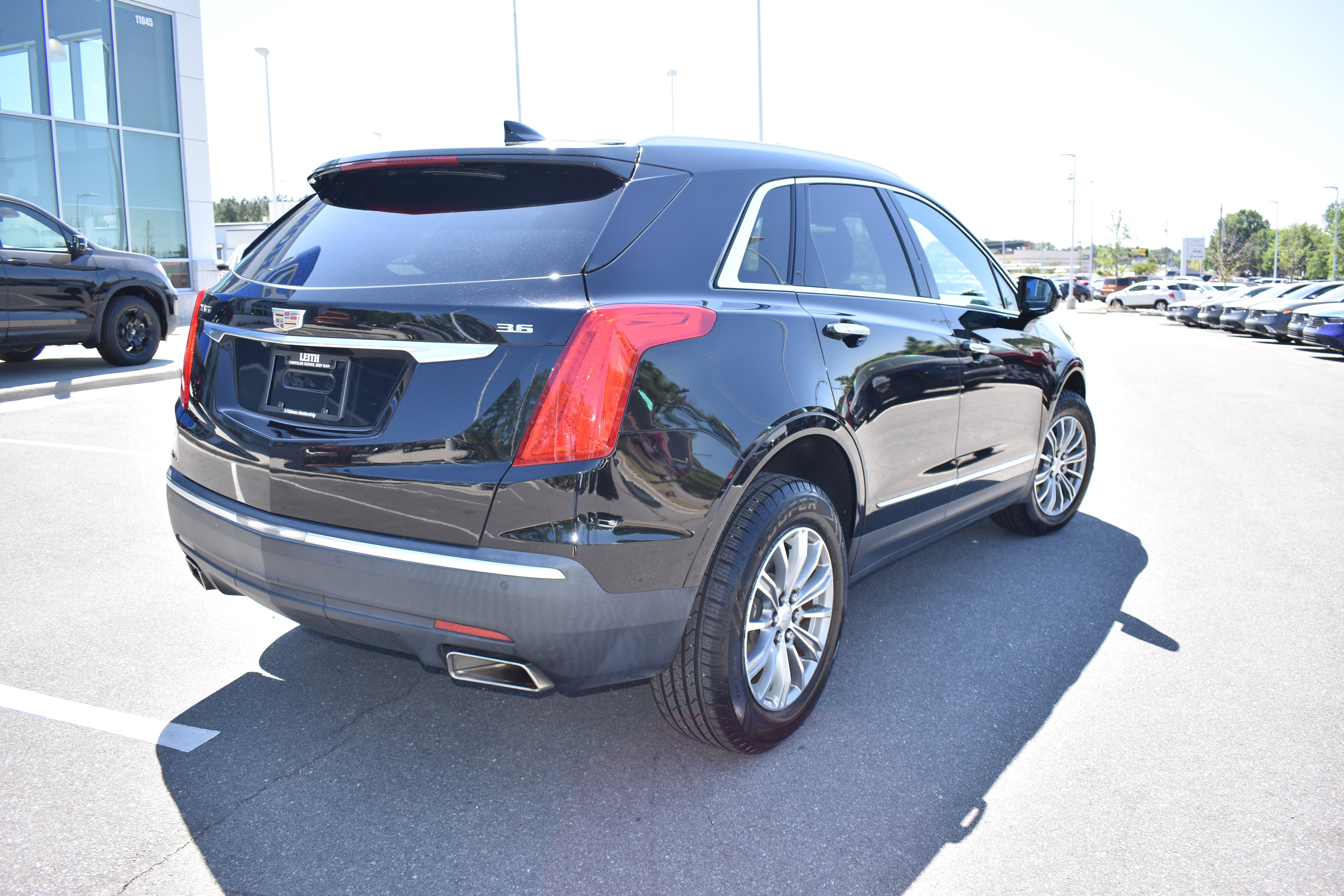 Used 2017 Cadillac XT5 Luxury w/ Driver Awareness Package FWD image 9