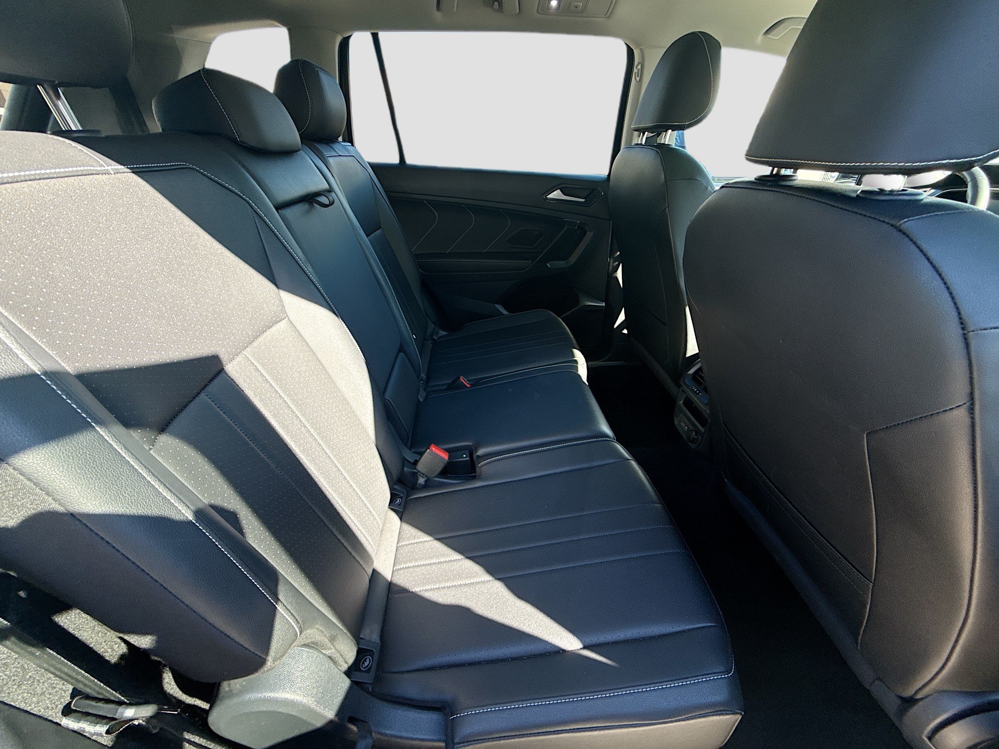 Used 2023 Volkswagen Tiguan SE w/ Panoramic Sunroof Package FWD image 28