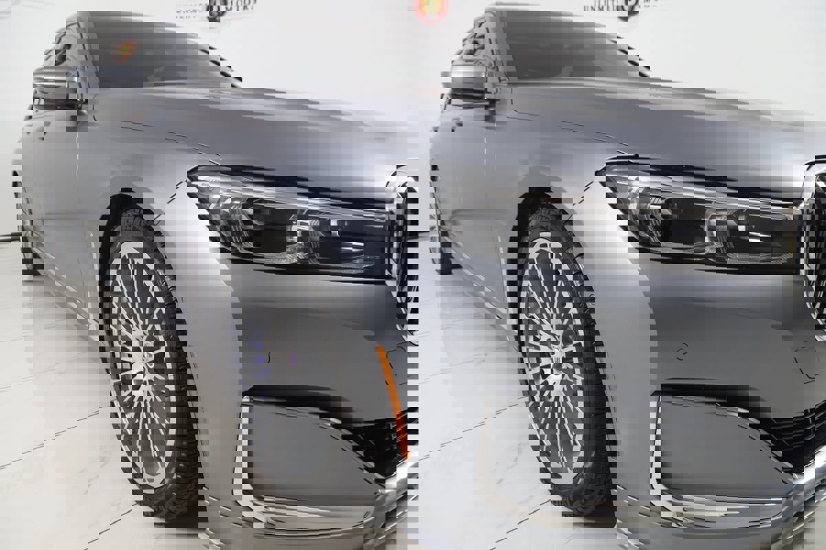 Used 2022 BMW ALPINA B7 xDrive w/ Luxury Rear Seating Package image 81