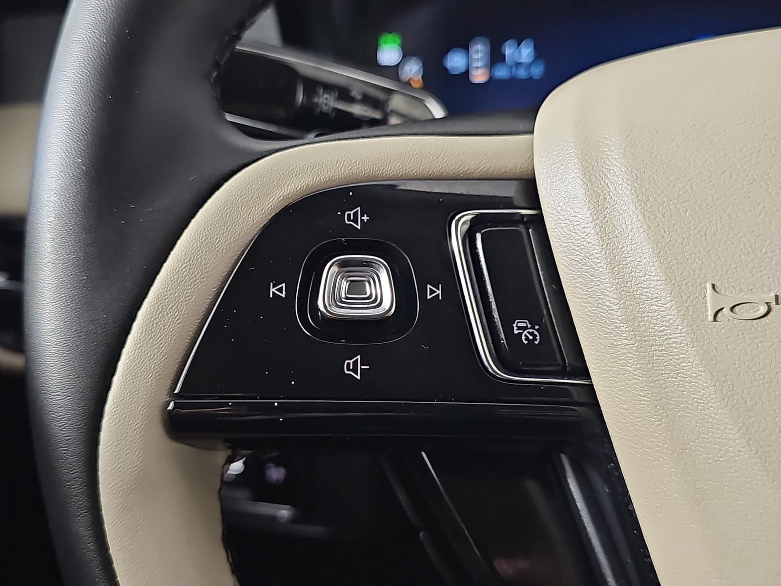 Used 2025 Lincoln Corsair FWD image 17