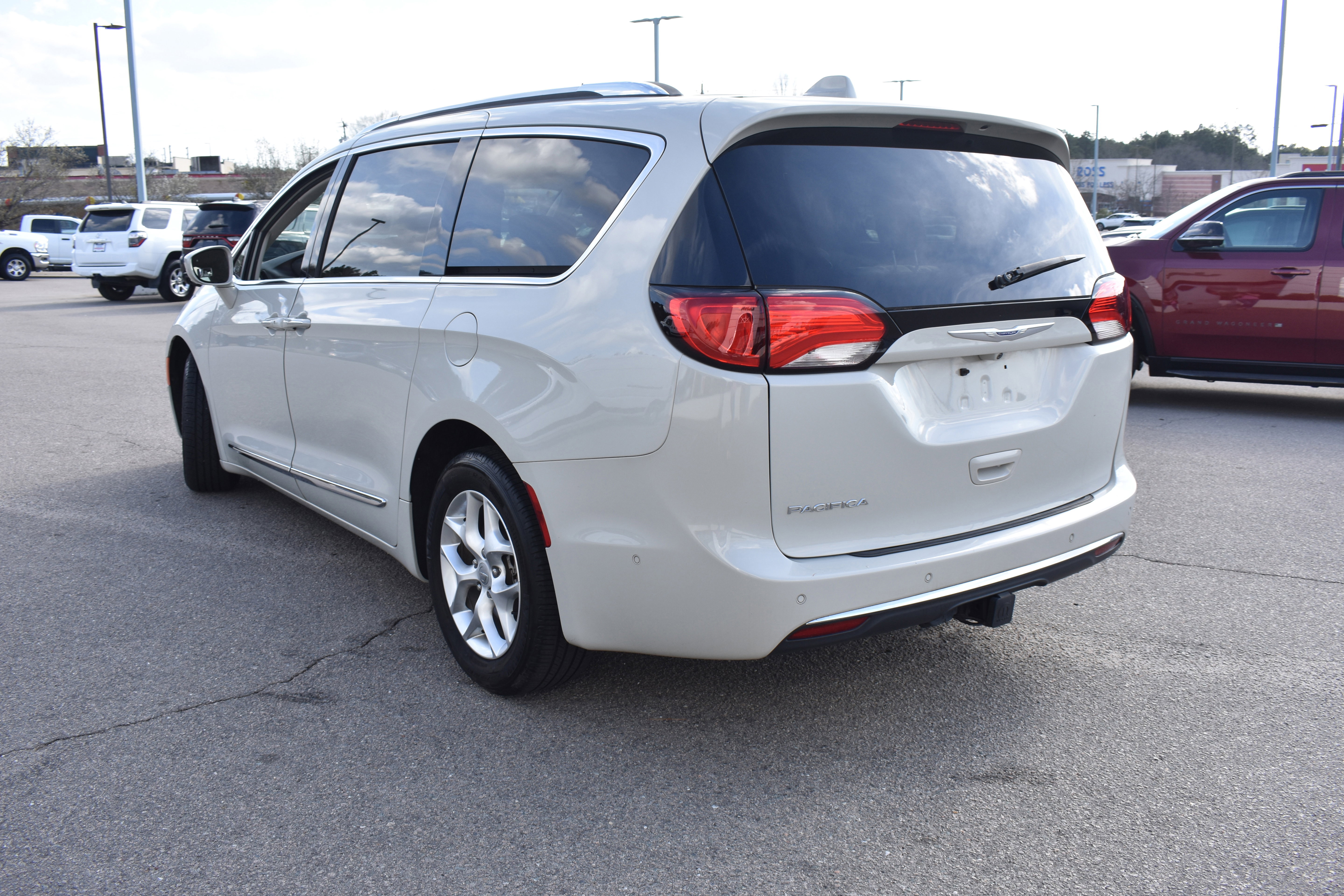 Used 2020 Chrysler Pacifica Touring-L Plus w/ Tire & Wheel Group image 7