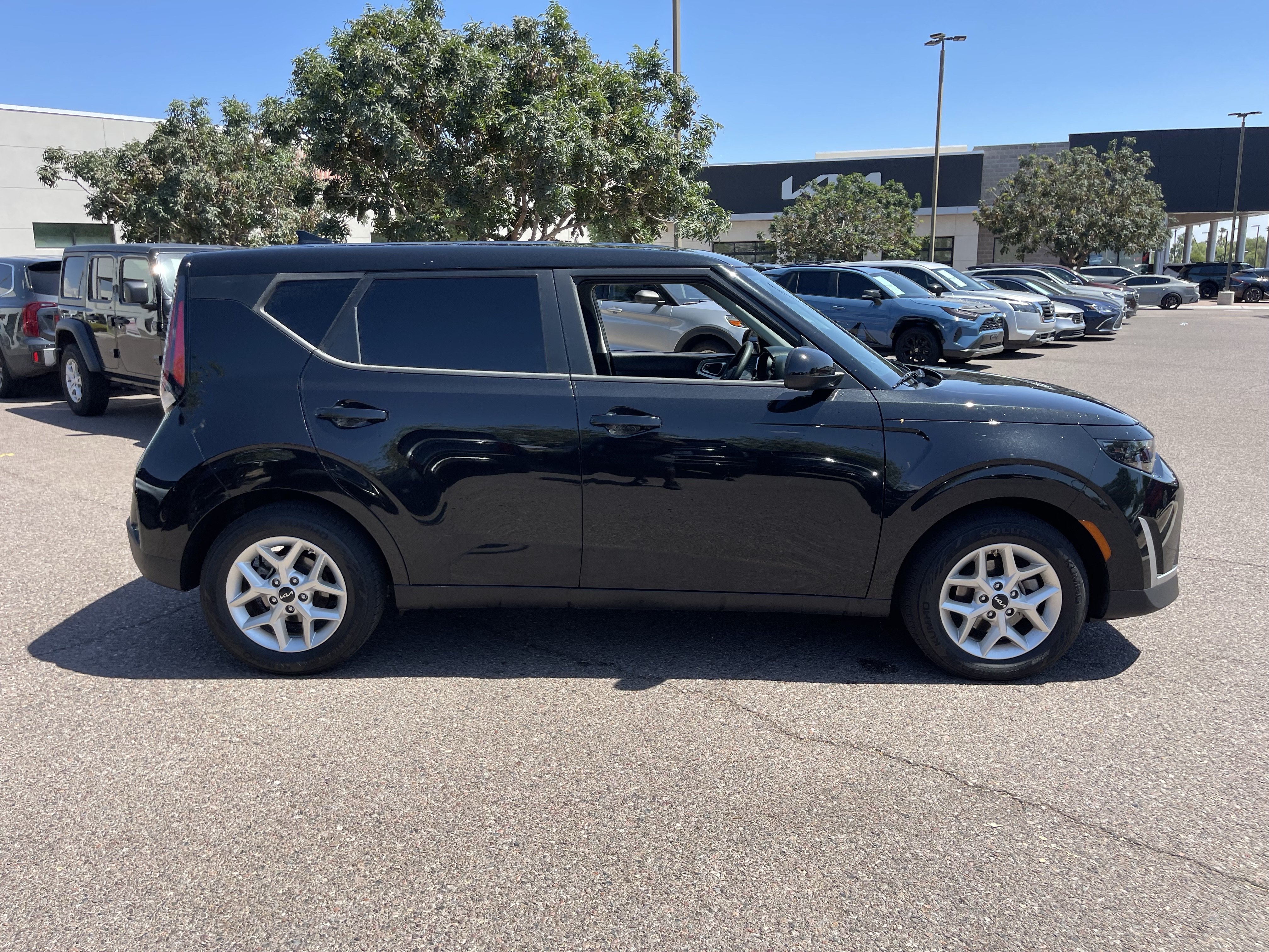 Certified 2023 Kia Soul LX w/ LX Technology Package FWD image 6