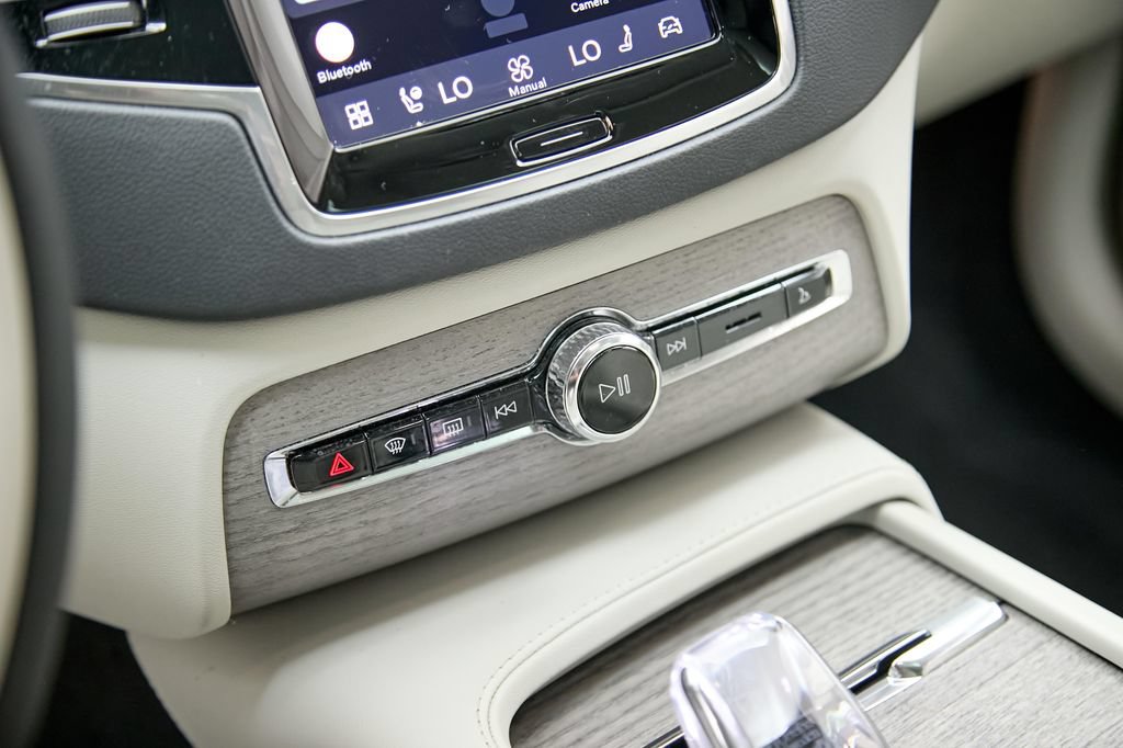Certified 2024 Volvo XC90 B6 Ultimate w/ Protection Package Premier AWD/4WD image 16