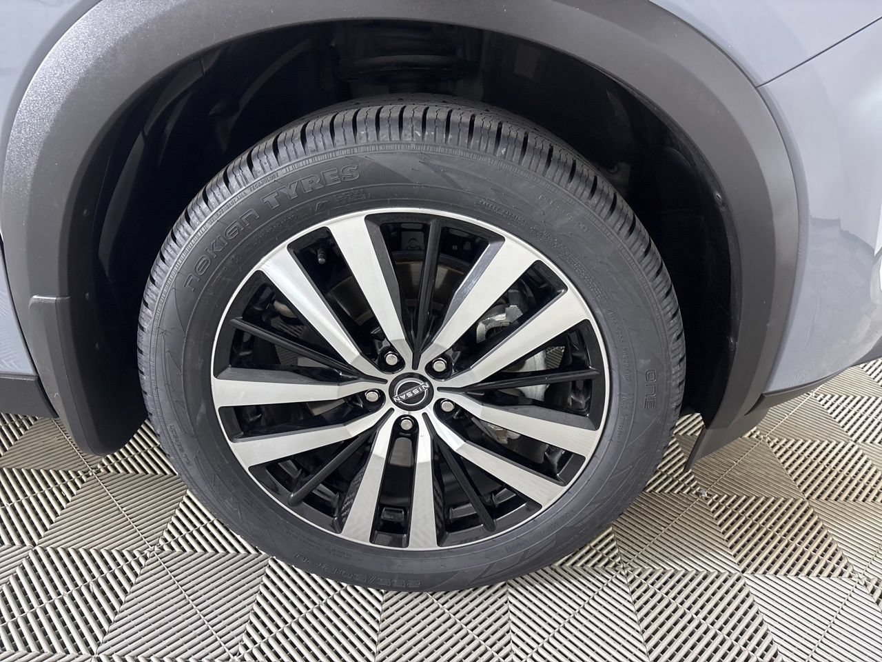 Used 2025 Nissan Pathfinder Platinum w/ Cargo Package FWD image 41