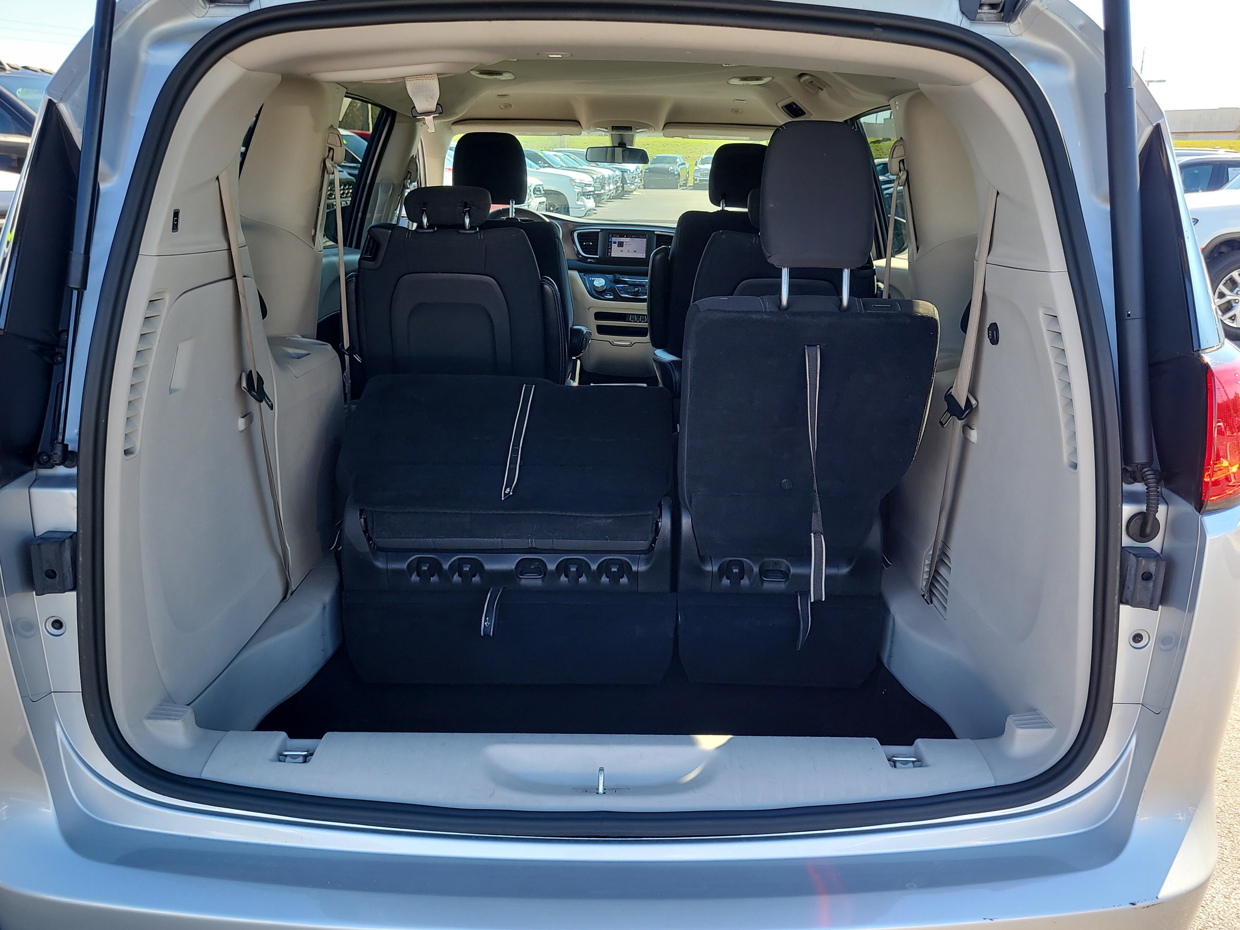 Used 2022 Chrysler Voyager LX image 10