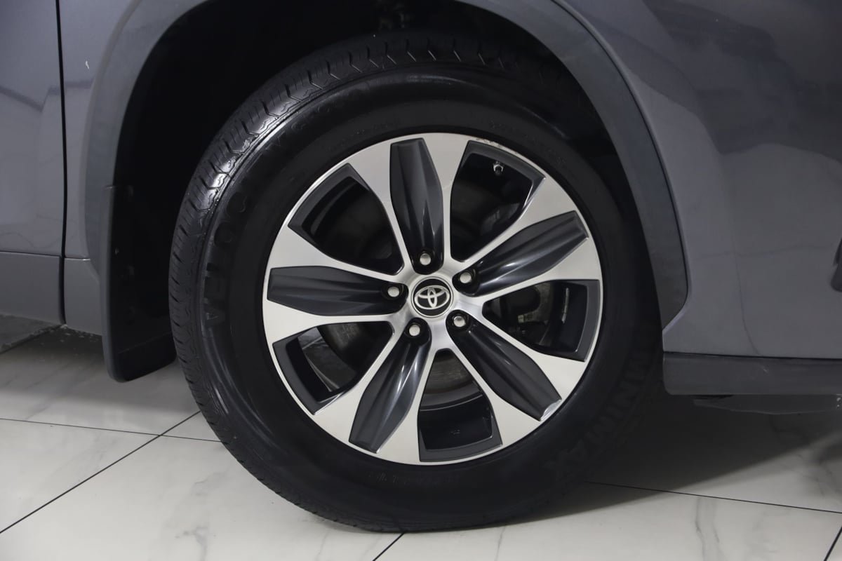 Used 2021 Toyota Highlander XLE AWD/4WD image 15
