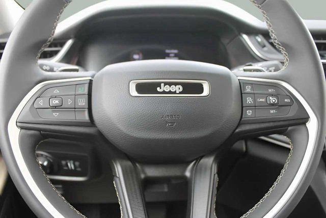 Used 2023 Jeep Grand Cherokee Laredo image 23