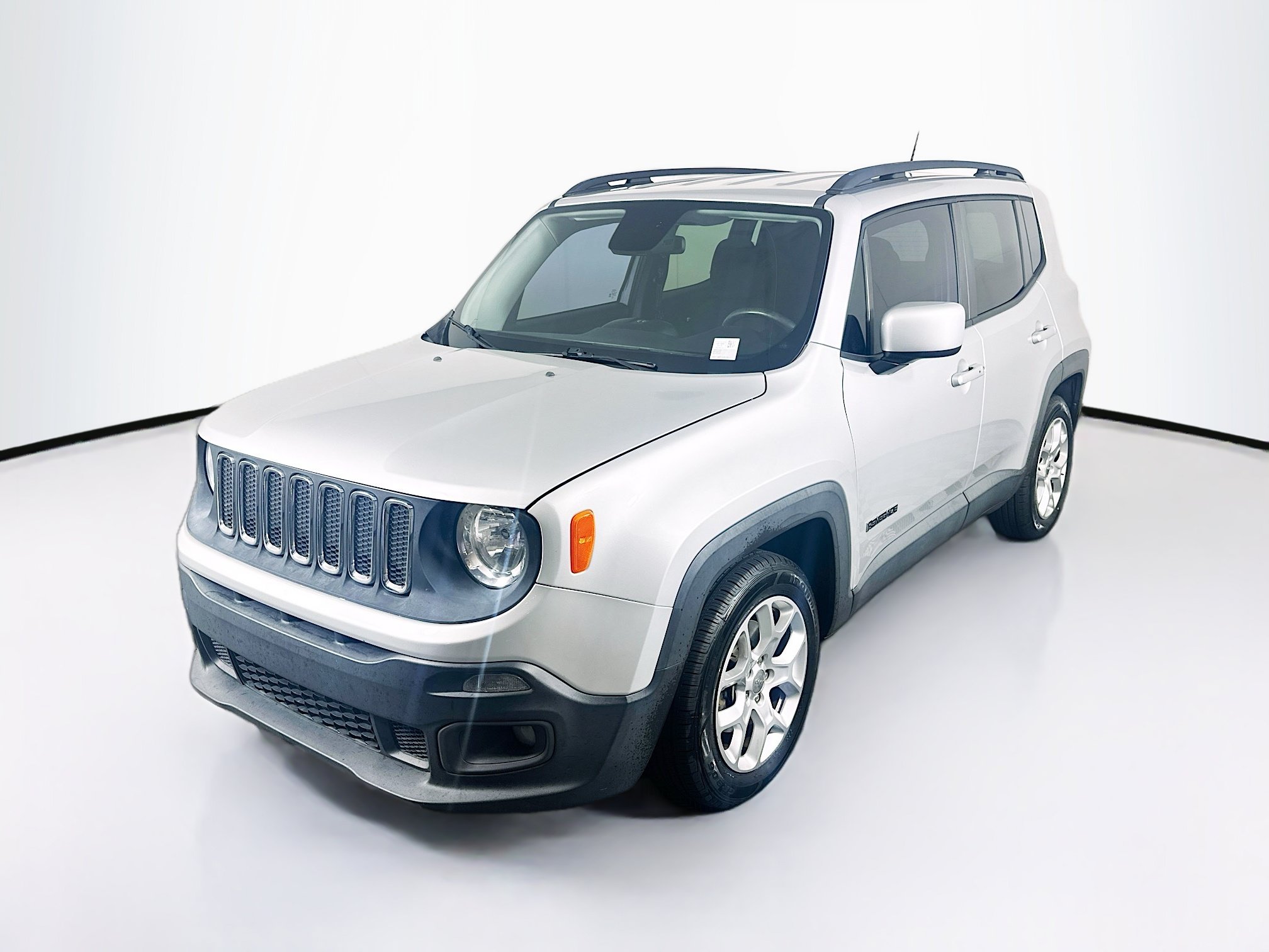 Used 2016 Jeep Renegade Latitude FWD image 3