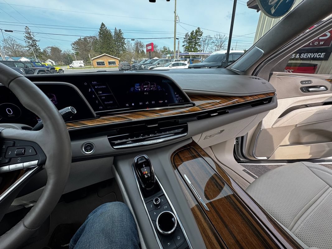 Used 2024 Cadillac Escalade Sport Platinum w/ LPO, ONYX Package AWD/4WD image 18