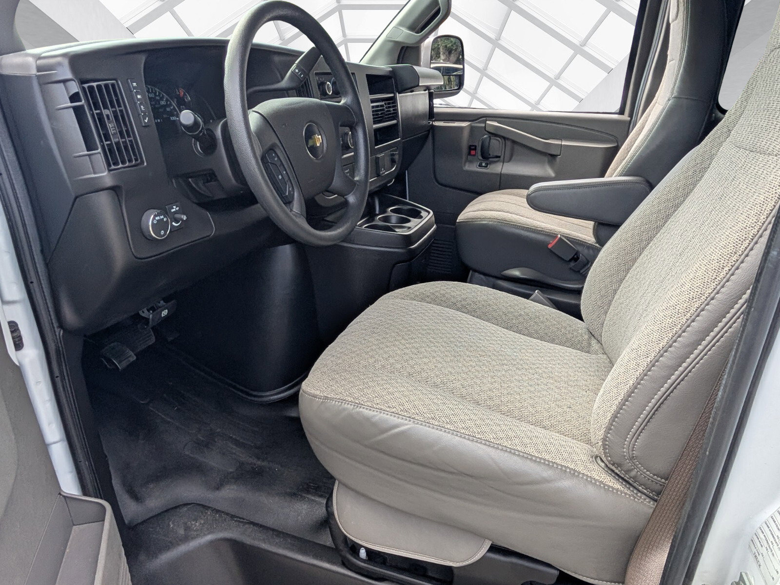 Used 2023 Chevrolet Express 3500 LS image 5