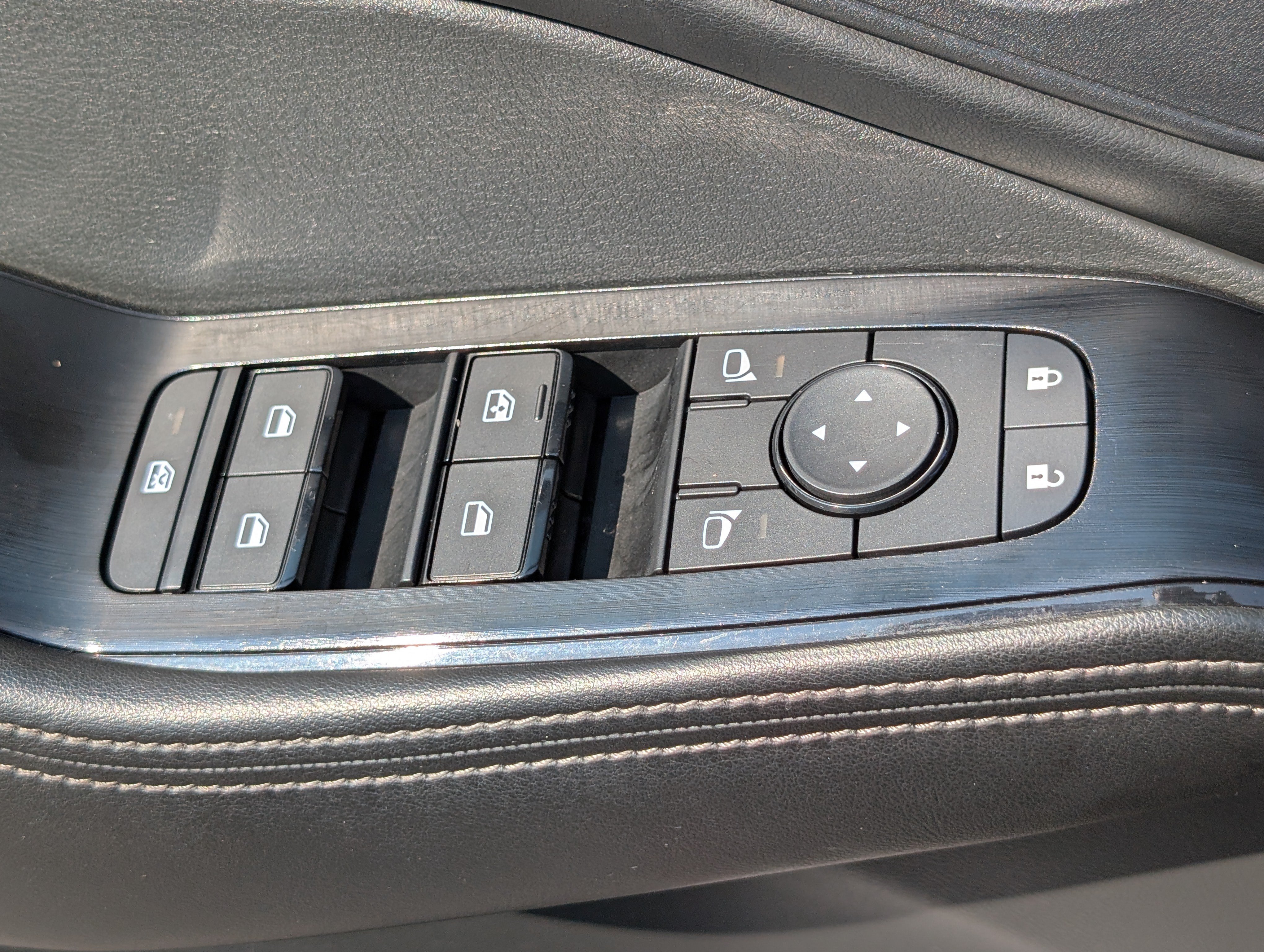 Used 2024 Nissan Rogue SV AWD/4WD image 19