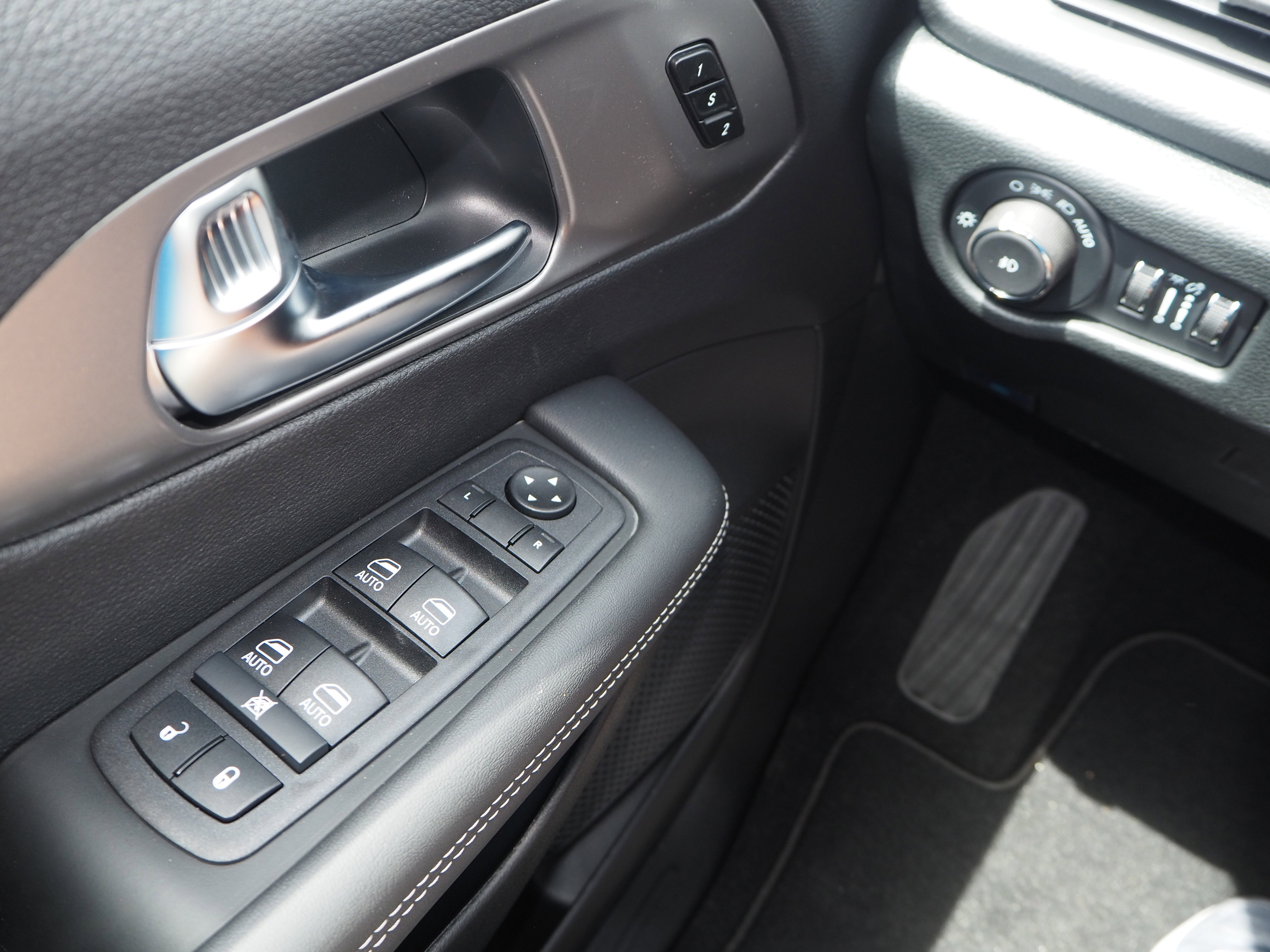 New 2025 Chrysler Pacifica Select w/ Uconnect Theater Family Group FWD image 34