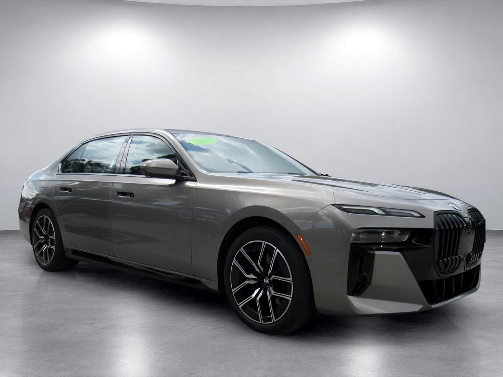 Used 2023 BMW 740i RWD image 1
