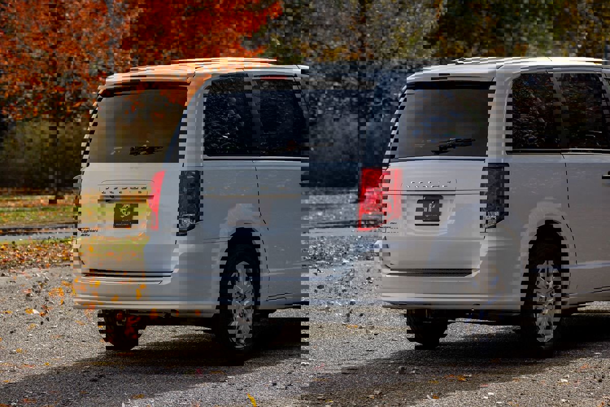 Used 2019 Dodge Grand Caravan SE w/ UConnect Hands-Free Group image 5