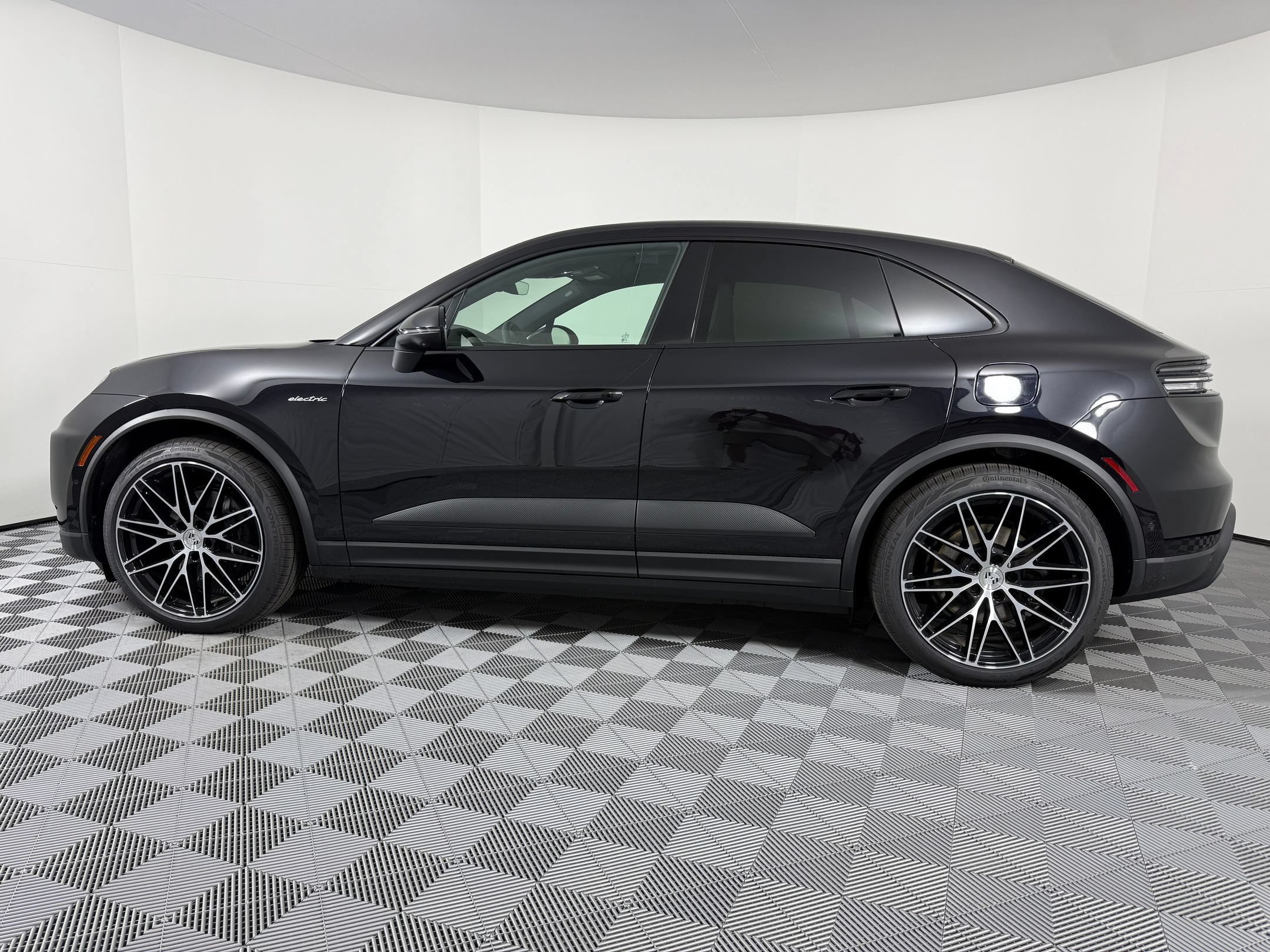 Certified 2026 Porsche Macan Electric RWD image 2