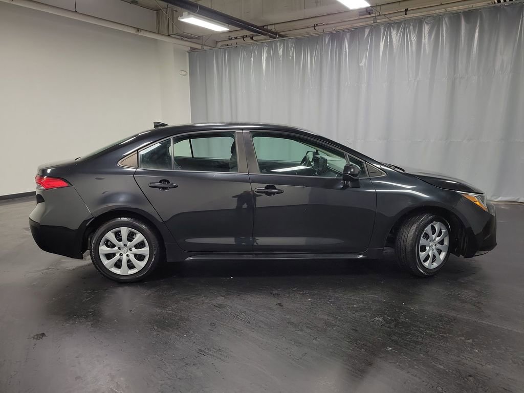 Used 2022 Toyota Corolla LE image 9