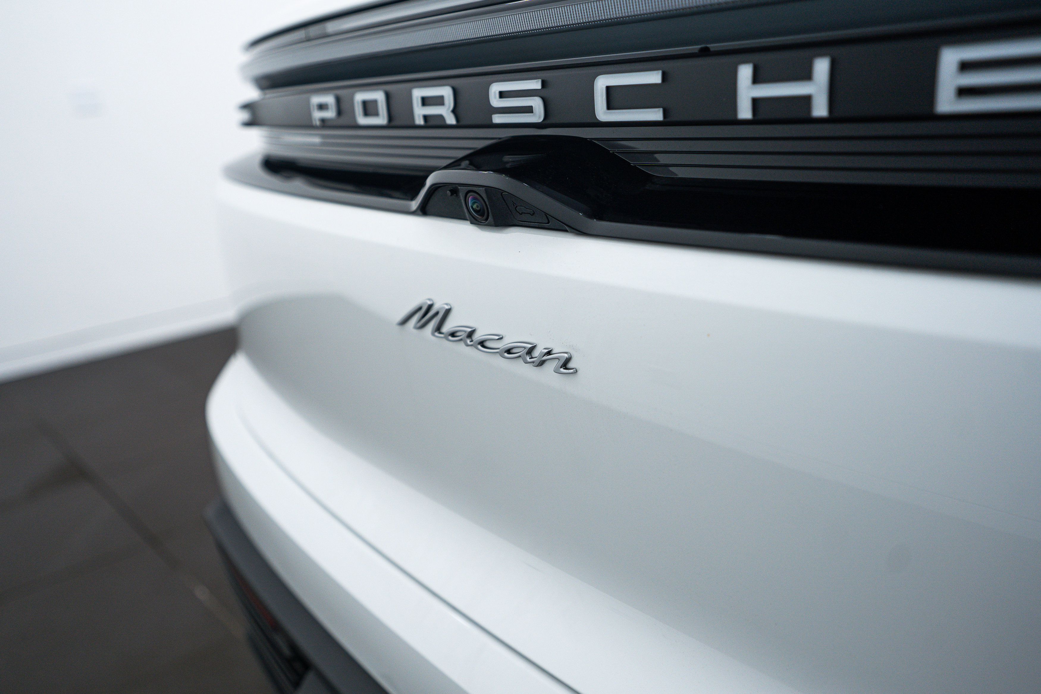 Certified 2025 Porsche Macan Electric image 25