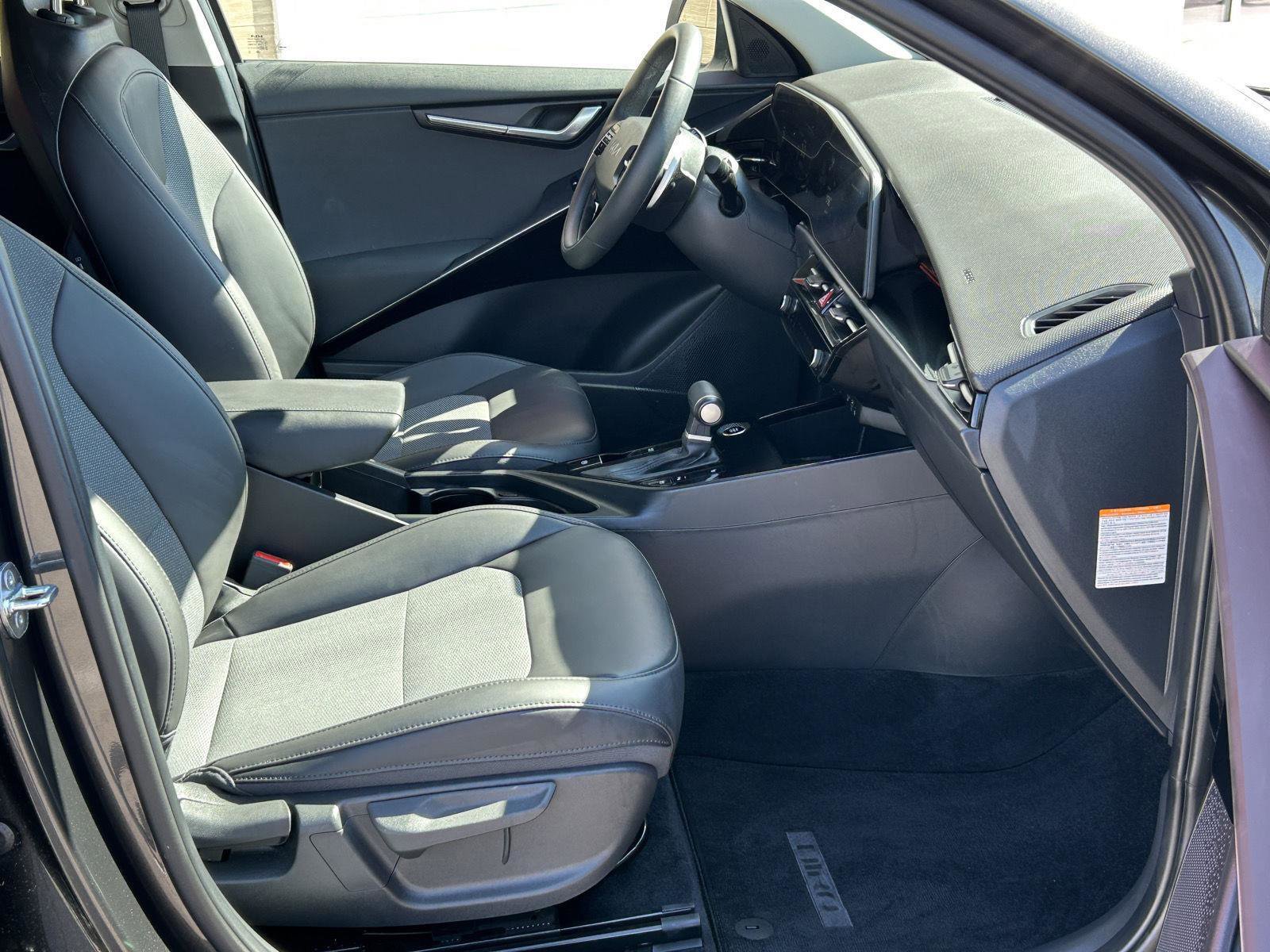 Used 2025 Kia Niro EX image 14