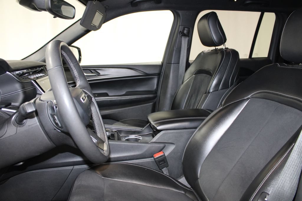Used 2024 Jeep Grand Cherokee Altitude AWD/4WD image 16