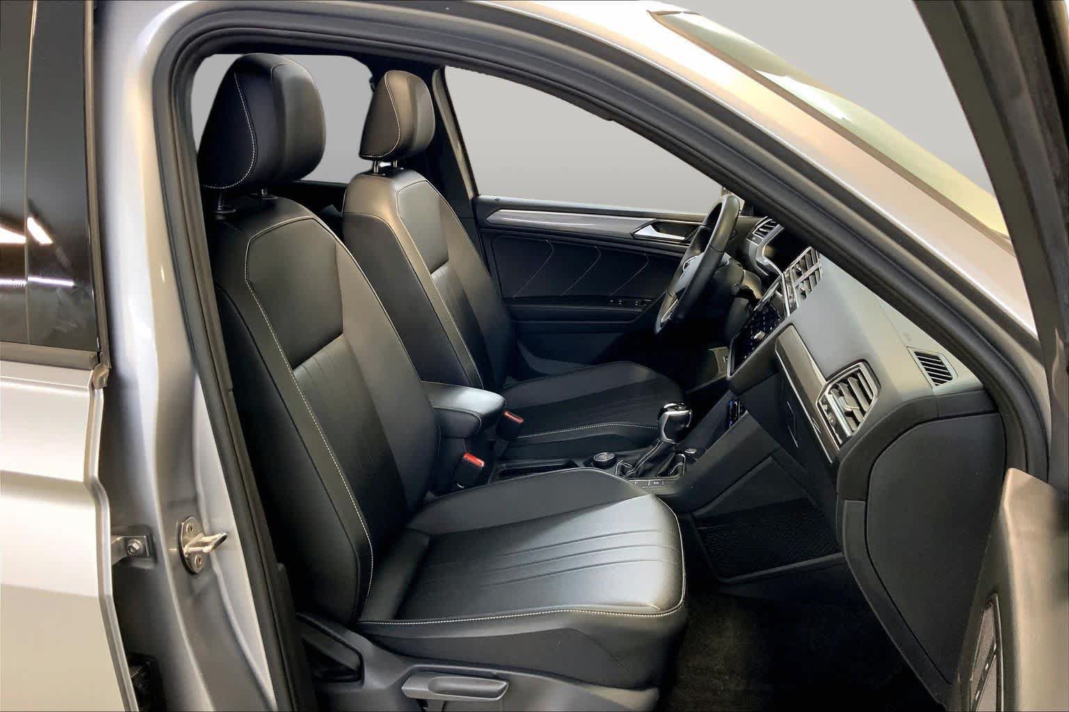 Used 2024 Volkswagen Tiguan SE R-Line AWD/4WD image 8