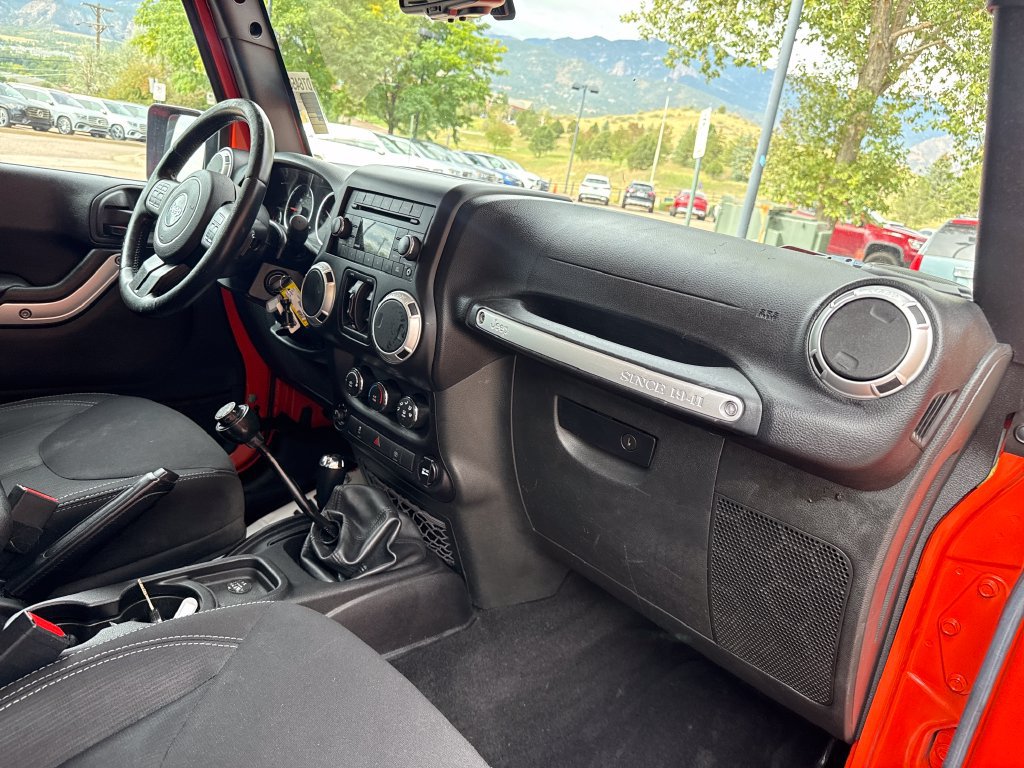 Used 2015 Jeep Wrangler Unlimited Rubicon w/ Connectivity Group AWD/4WD image 30