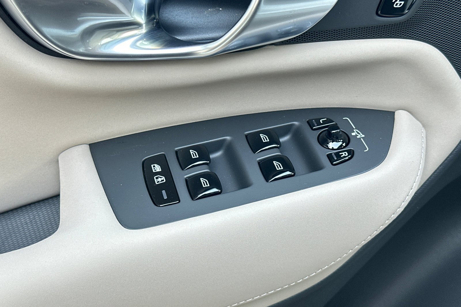 New 2026 Volvo XC90 B6 Plus w/ Protection Package Premier image 11