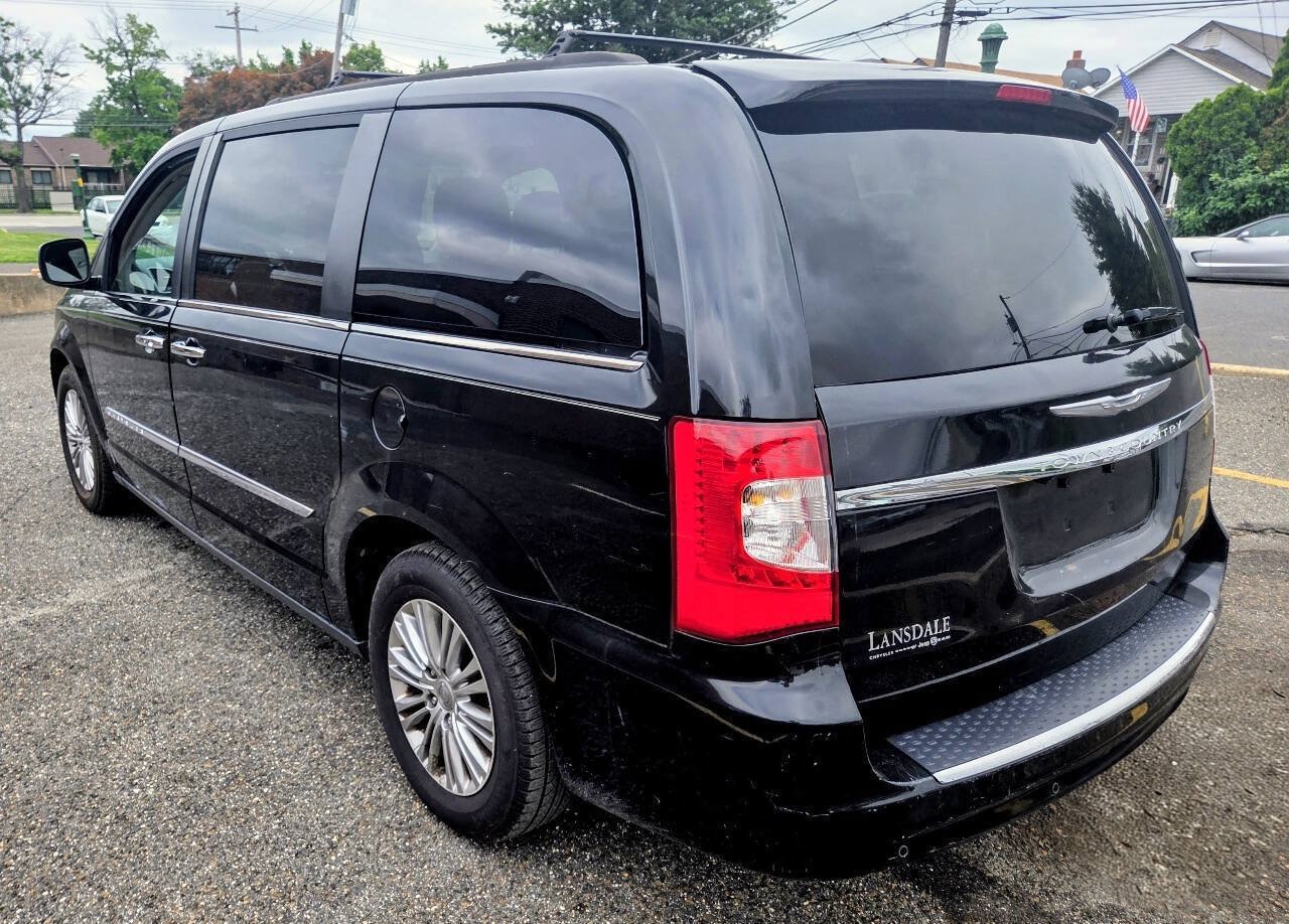 Used 2016 Chrysler Town & Country Touring-L FWD image 8