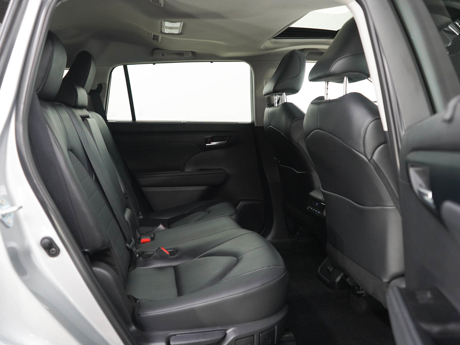 Used 2025 Toyota Highlander XLE AWD/4WD image 12
