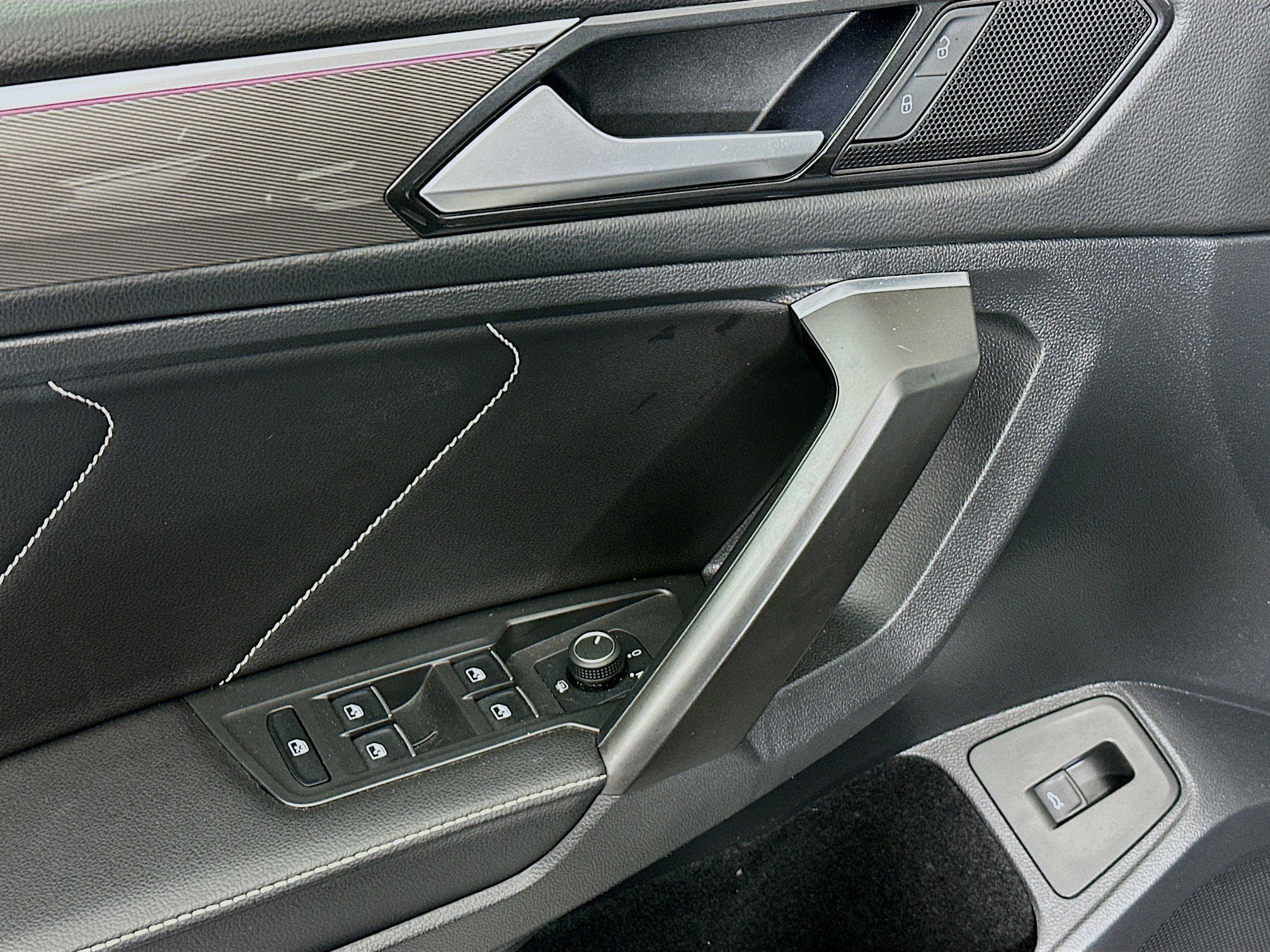 Used 2022 Volkswagen Tiguan SE R-Line image 15