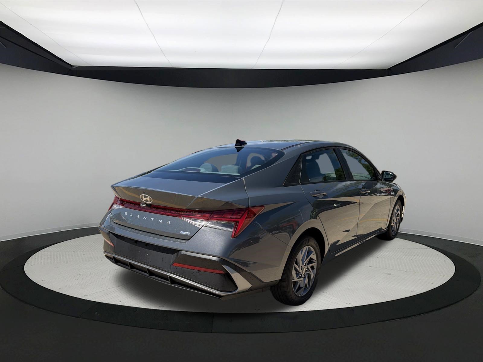 Used 2026 Hyundai Elantra Hybrid FWD image 4