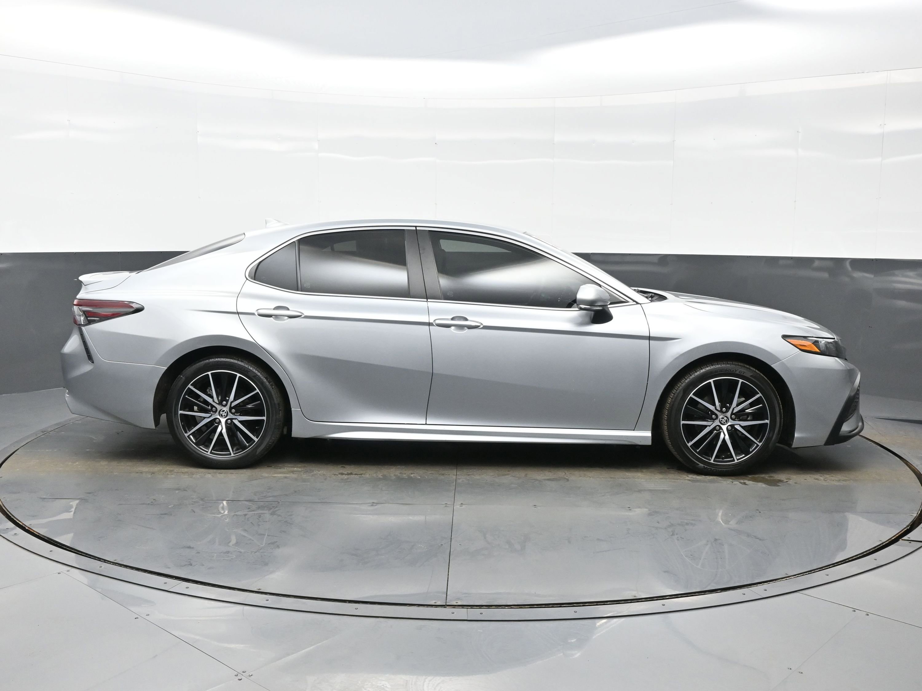 Used 2023 Toyota Camry SE image 7