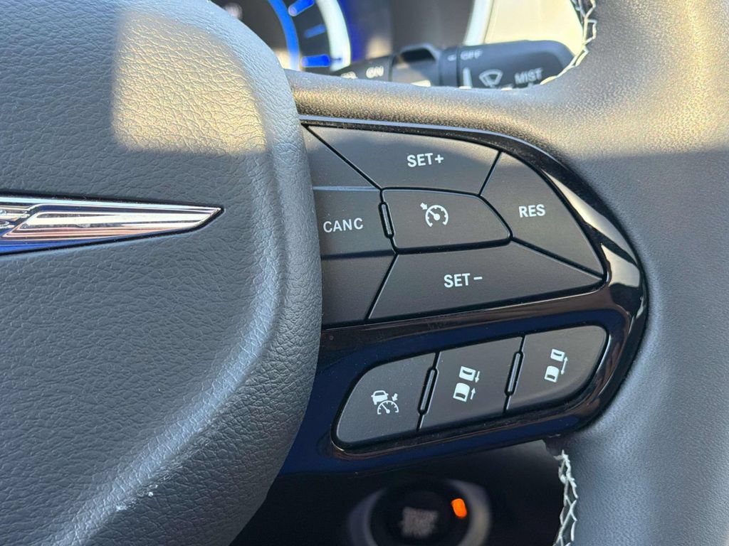 Used 2025 Chrysler Pacifica Premium FWD image 12