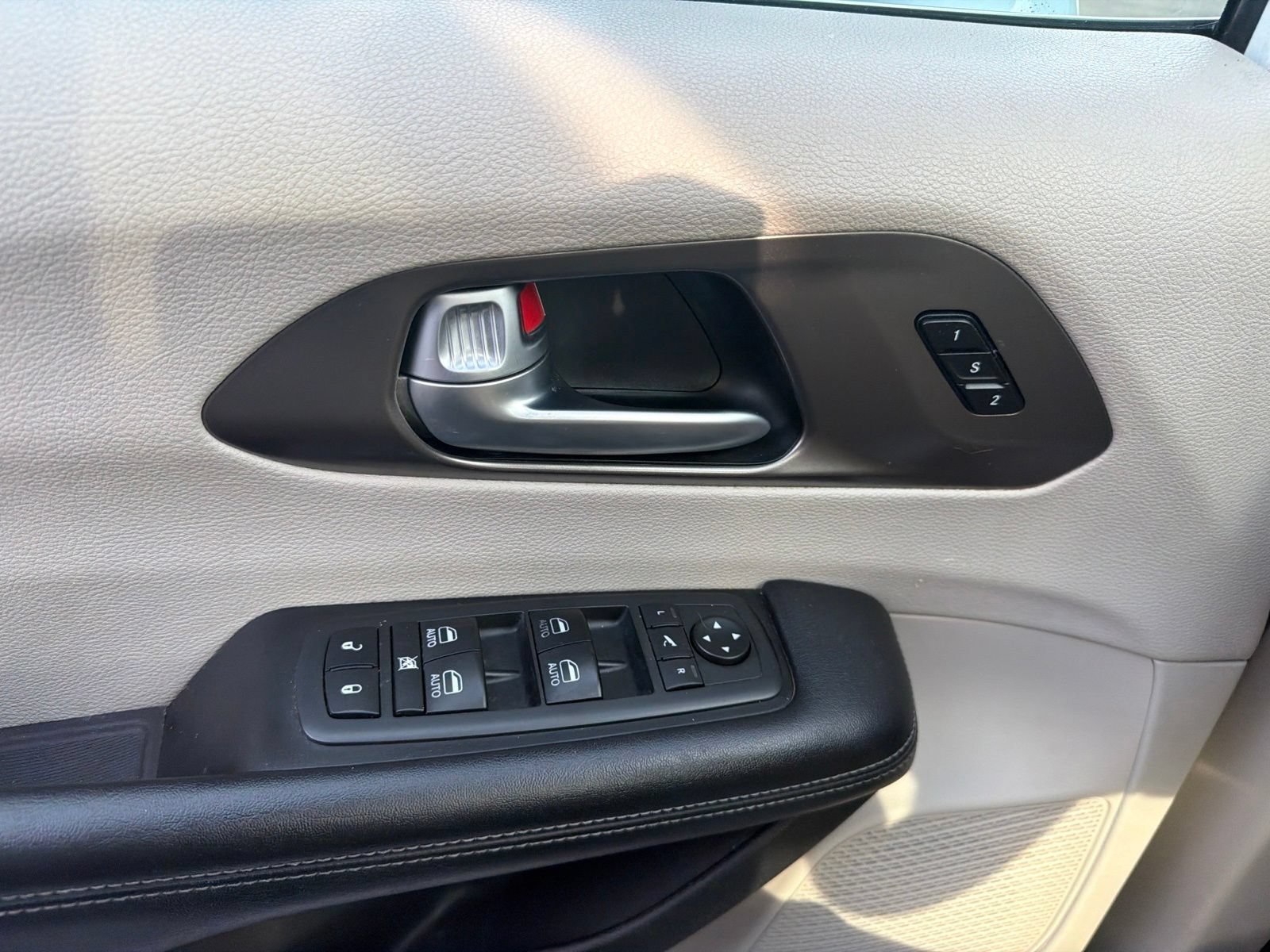 Used 2018 Chrysler Pacifica Limited FWD image 18