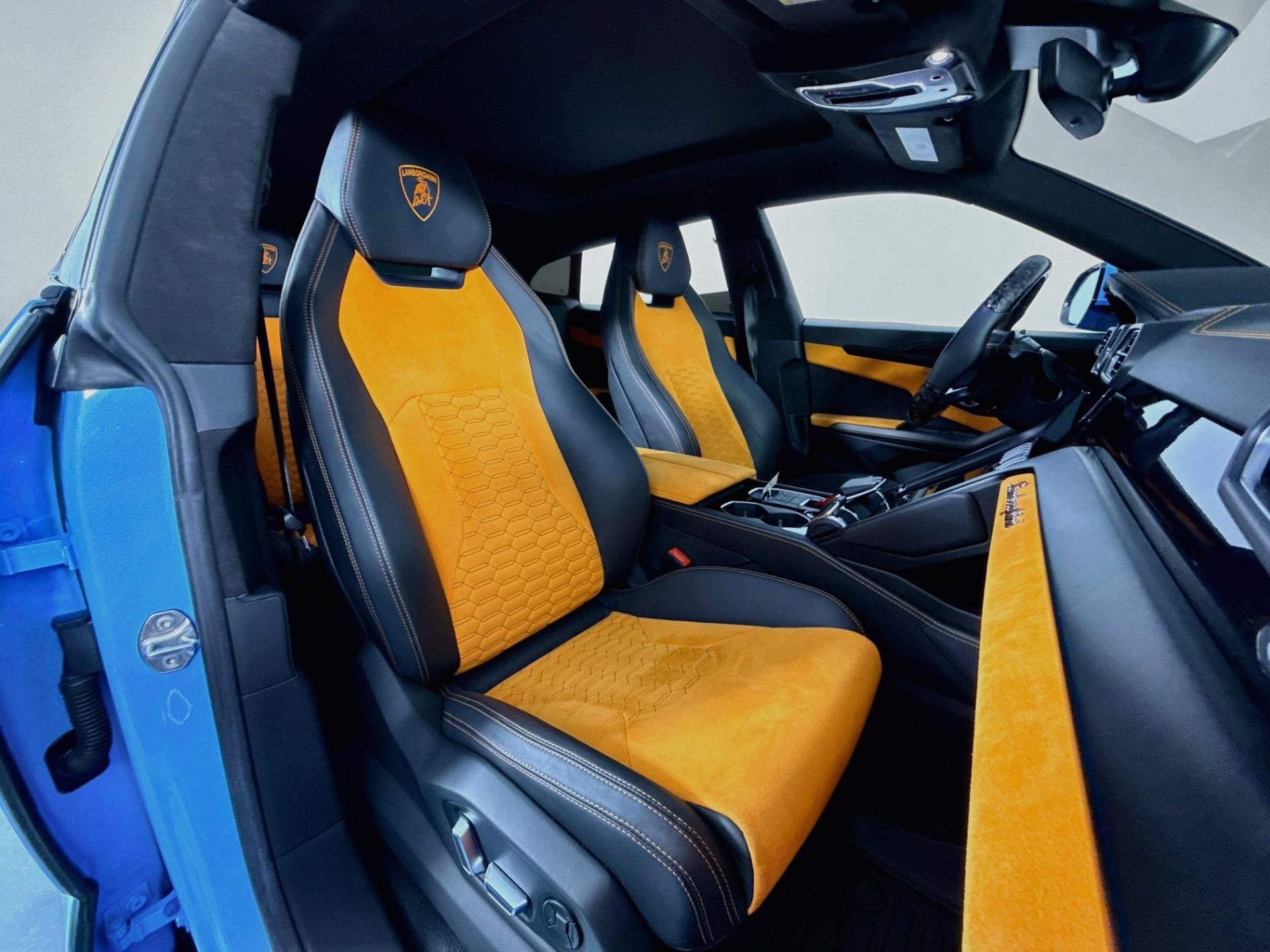 Used 2022 Lamborghini Urus AWD/4WD image 32